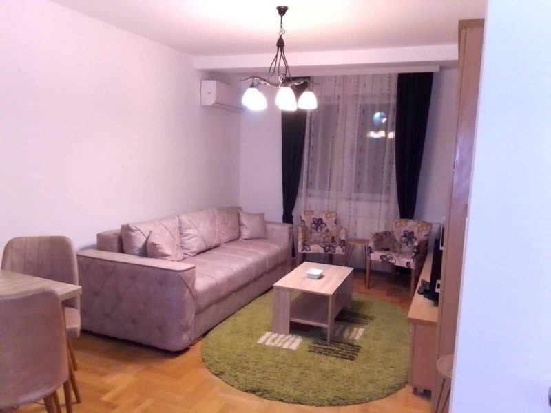 Jednoiposoban stan za izdavanje – 48m² – Trg Kralja Aleksandra Ujedinitelja