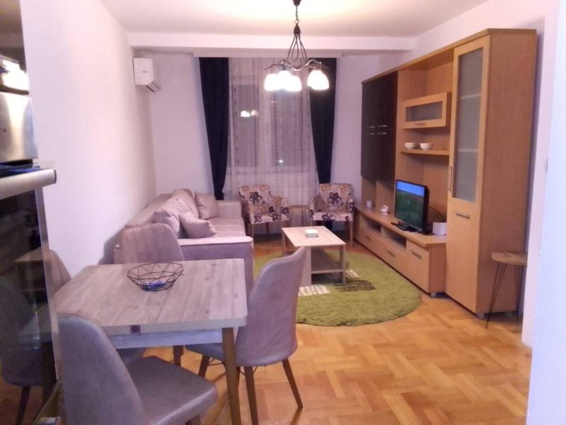 Jednoiposoban stan za izdavanje – 48m² – Trg Kralja Aleksandra Ujedinitelja
