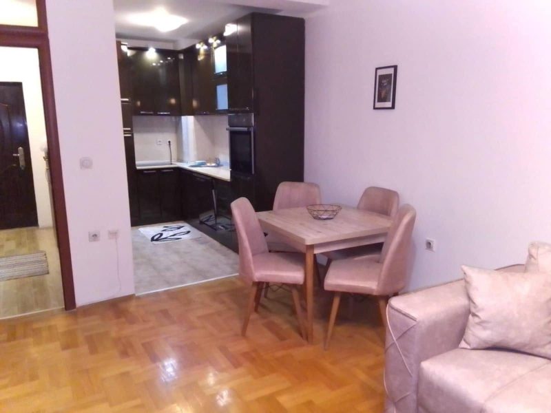 Jednoiposoban stan za izdavanje – 48m² – Trg Kralja Aleksandra Ujedinitelja