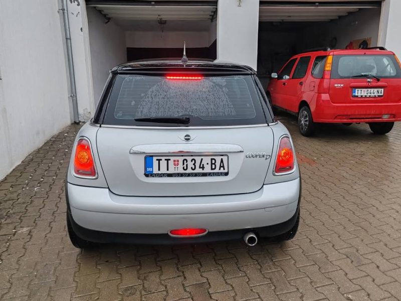 Mini Cooper 1.6 dizel 2011 – Fabričko stanje, nove gume, registrovan, moguća zamena