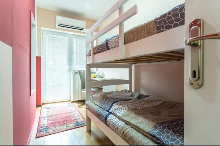 Izdajem kuću u centru