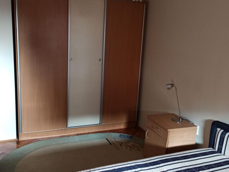 Izdajem jednoiposoban stan centar -pravni