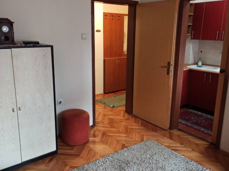 Izdajem jednoiposoban stan centar -pravni