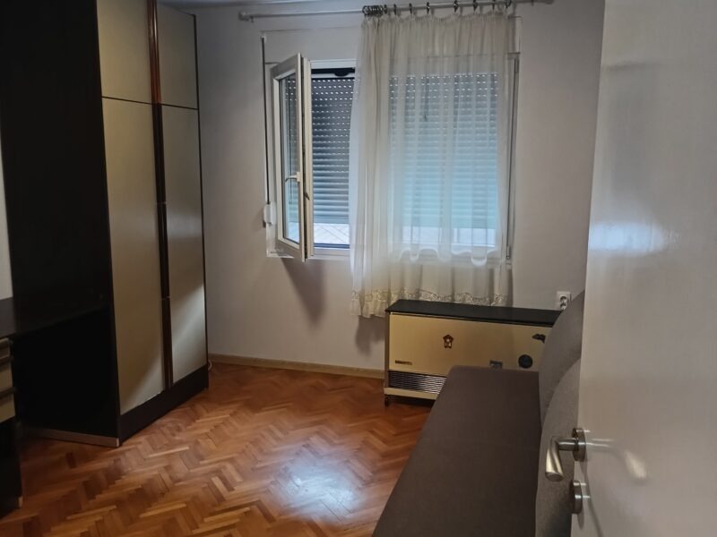 Izdajem stan od 40 kvadrata namešten