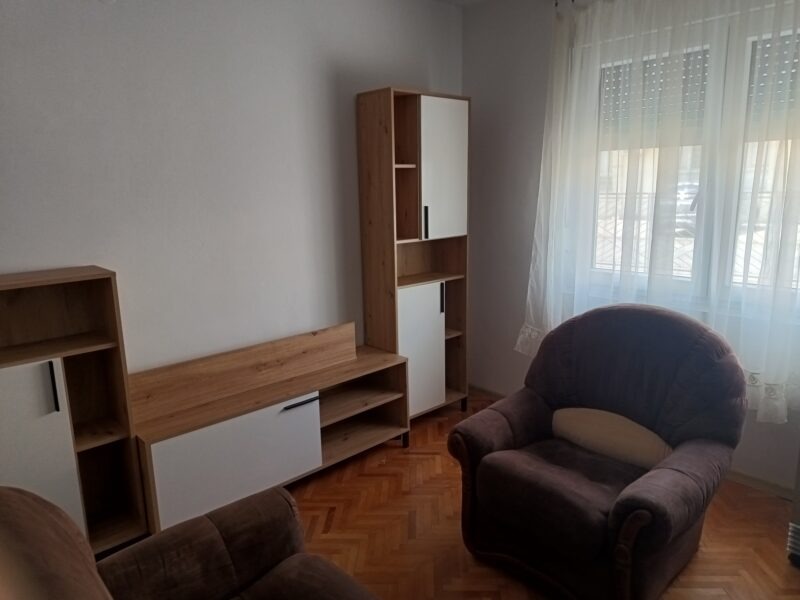 Izdajem stan od 40 kvadrata namešten