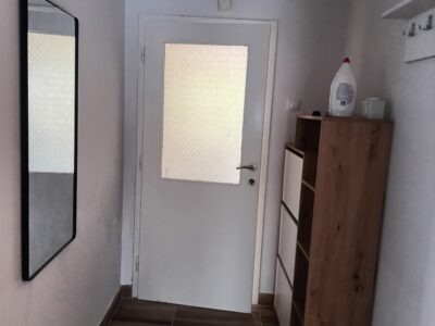 Izdajem stan od 40 kvadrata namešten