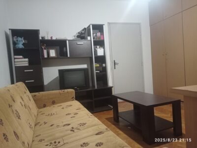 Izdajem sobu u zgradi pored Medicinskog fakulteta