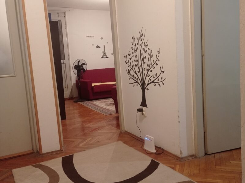 Izdajem sobu u zgradi pored Medicinskog fakulteta