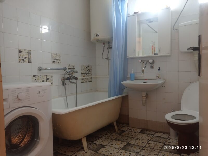Izdajem sobu u zgradi pored Medicinskog fakulteta