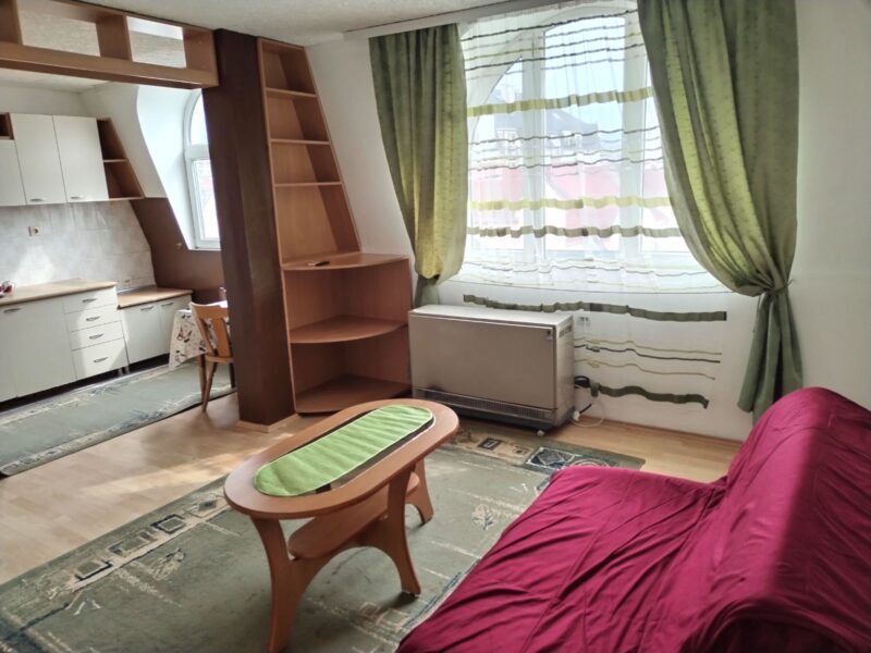 Stan 31 kvadrat, preko puta dzamije
