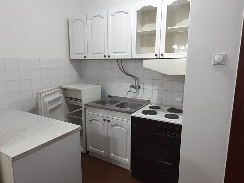 Izdajem trosoban funkcionalan, kompletno namešten stan u Nišu