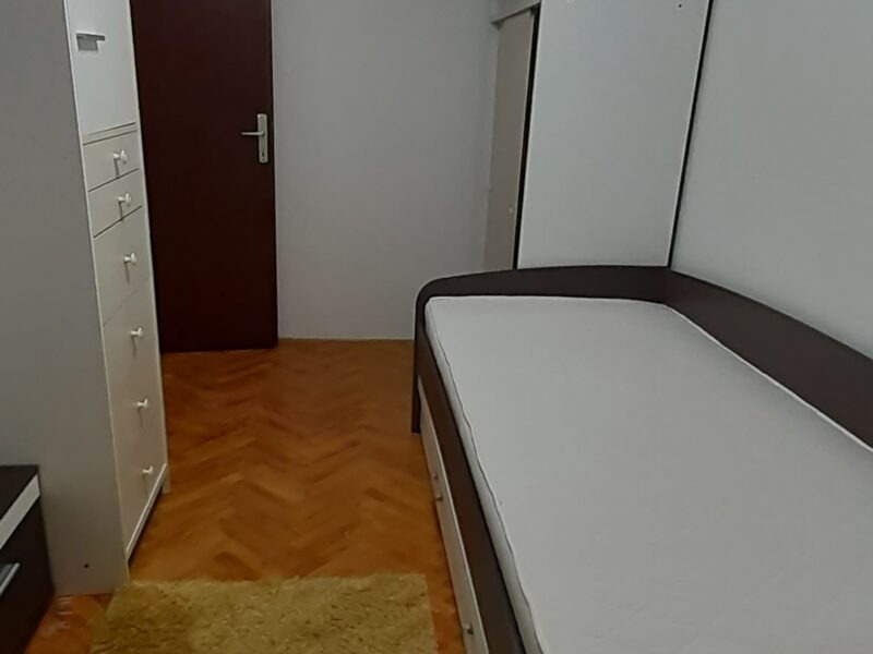 Izdajem trosoban funkcionalan, kompletno namešten stan u Nišu
