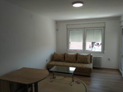 Izdaje se renoviran i namešten stan 30m²