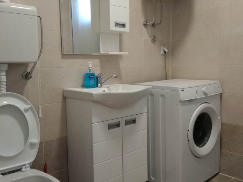 Izdaje se renoviran i namešten stan 30m²