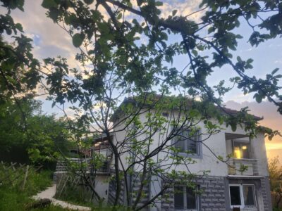 Sredjena kuca 200m2 sa visokim zidovima i potpuno privatnoscu-4km od Soko Banje-Resnik