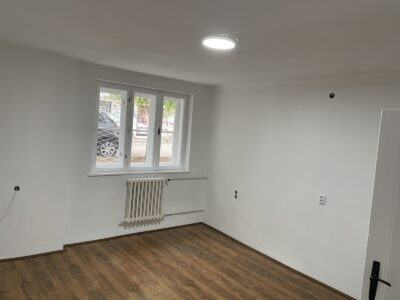 Izdaje se prizemlje kuće kod škole Učitelj Tasa