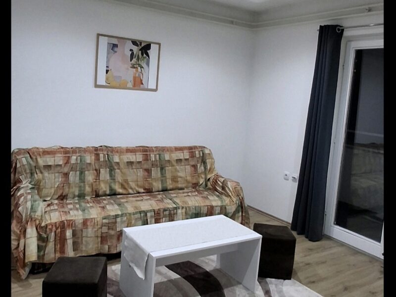 Izdajem namešten dvosoban stan u centar Niša