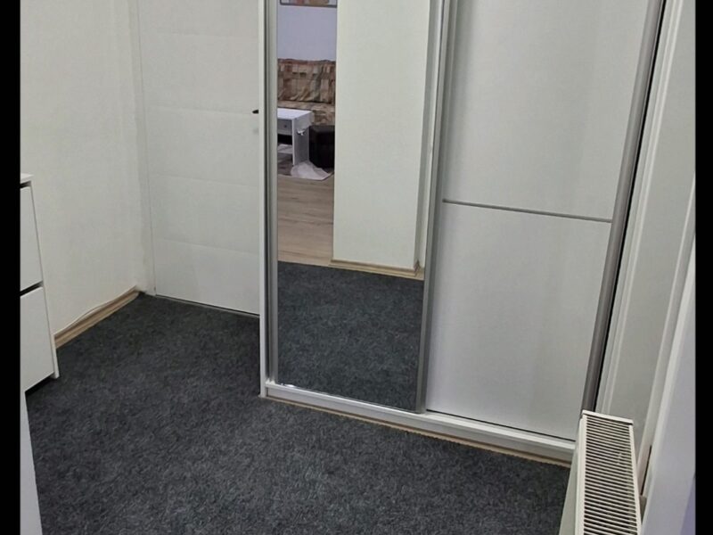 Izdajem namešten dvosoban stan u centar Niša