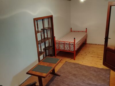 Izdajem dve sobe sa zajedničkim kupatilom i kuhinjom