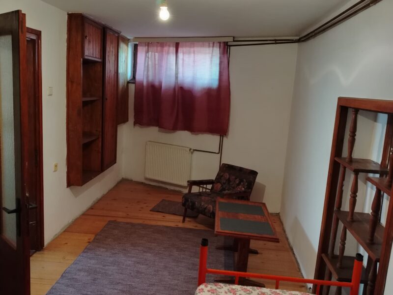 Izdajem dve sobe sa zajedničkim kupatilom i kuhinjom
