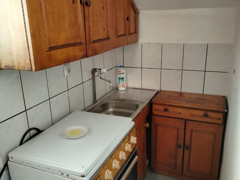 Izdajem dve sobe sa zajedničkim kupatilom i kuhinjom