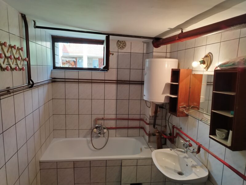 Izdajem dve sobe sa zajedničkim kupatilom i kuhinjom