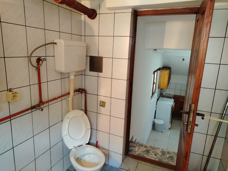 Izdajem dve sobe sa zajedničkim kupatilom i kuhinjom