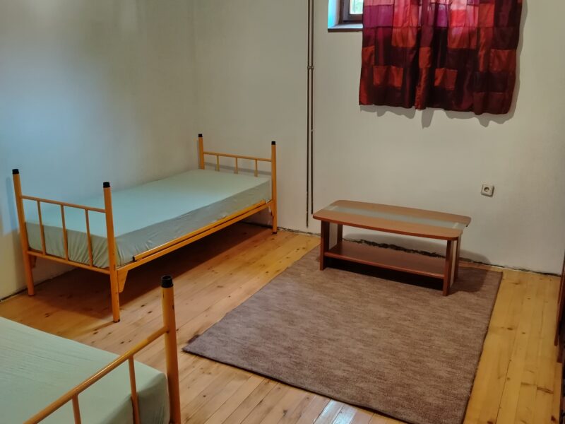 Izdajem dve sobe sa zajedničkim kupatilom i kuhinjom