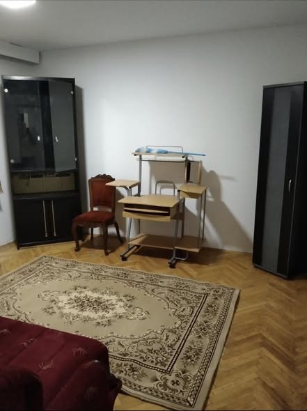Izdaje se kompletno namešten stan u centru Niša