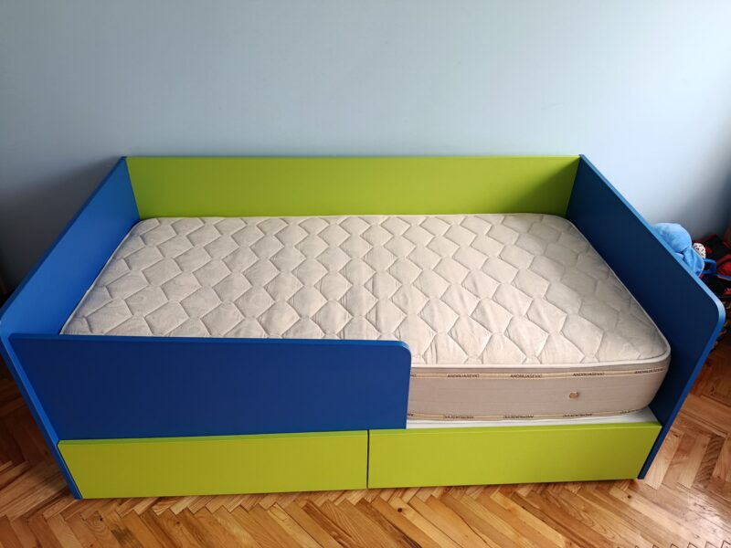 Prodajem dva decija kreveta sa dusekom