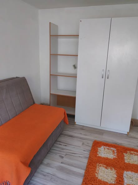 Izdajem namešten stan u prizemlju kuće