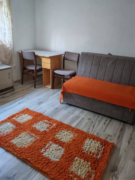 Izdajem namešten stan u prizemlju kuće