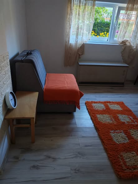 Izdajem namešten stan u prizemlju kuće