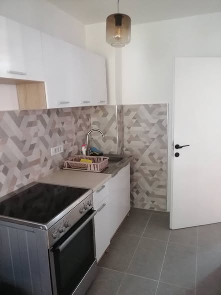 Izdajem jednosoban stan na Bulevaru Nemanjica