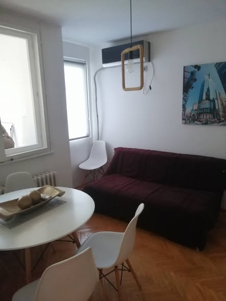 Izdajem jednosoban stan na Bulevaru Nemanjica