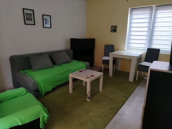 Izdajem studentima garsonjeru u centru