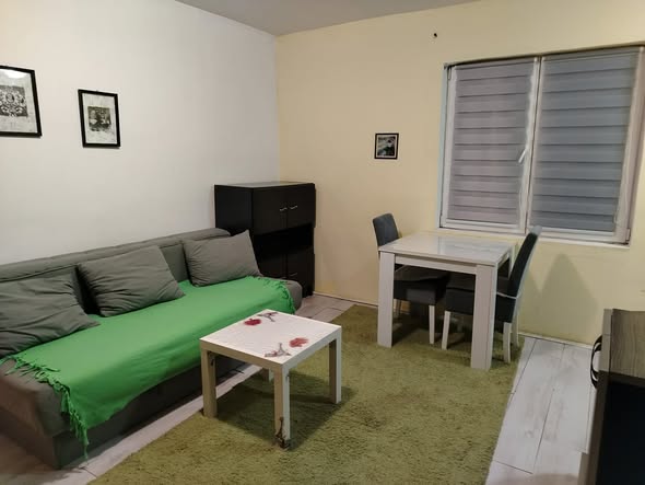 Izdajem studentima garsonjeru