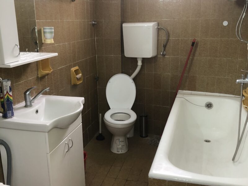 : Izdaje se komforan 2.5 stan, 110m², Prvomajska (kod Muzicke skole), sa parkingom