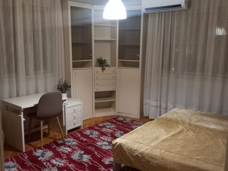 Izdaje se stan 90m2+ terase, Centar grada, preko puta Umetničke škole