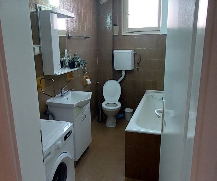 Izdaje se stan 90m2+ terase, Centar grada, preko puta Umetničke škole