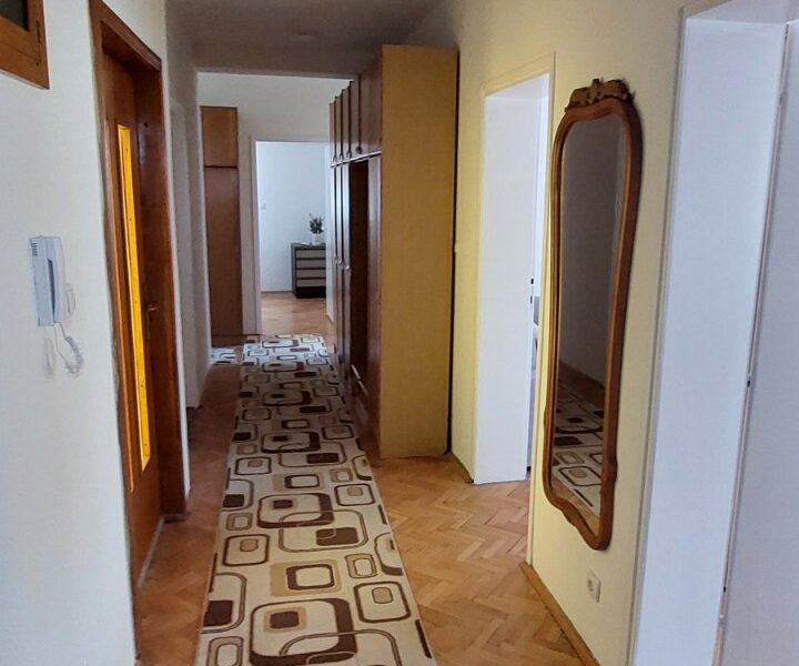 Izdaje se stan 90m2+ terase, Centar grada, preko puta Umetničke škole