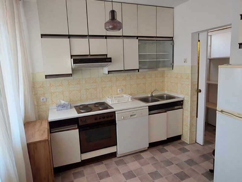 Izdaje se stan 90m2+ terase, Centar grada, preko puta Umetničke škole