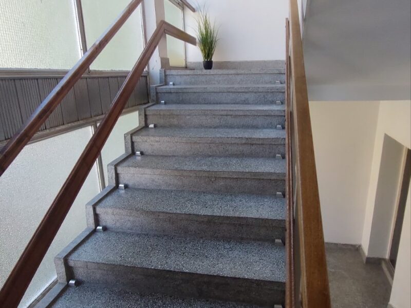 Izdaje se stan 90m2+ terase, Centar grada, preko puta Umetničke škole