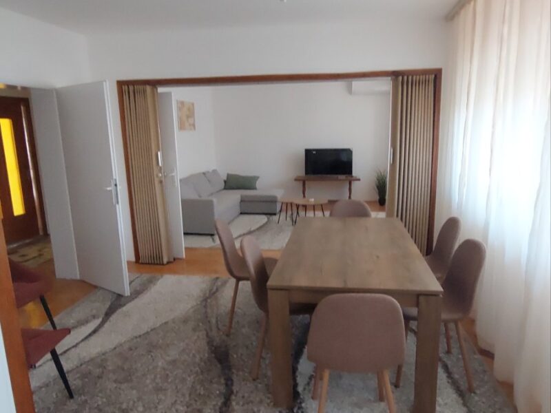 Izdaje se stan 90m2+ terase, Centar grada, preko puta Umetničke škole