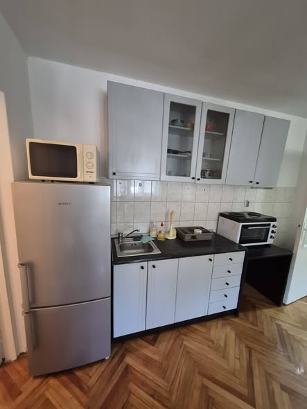 Izdajem dvosoban stan kod medicinskog fakulteta