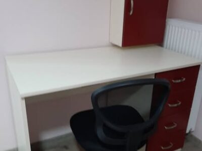 Izdaje se soba u  trosobnom stanu u blizini Pravnog fakulteta