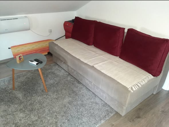 Izdaje se soba u  trosobnom stanu u blizini Pravnog fakulteta