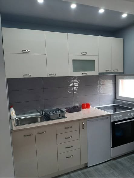 Izdaje se soba u  trosobnom stanu u blizini Pravnog fakulteta