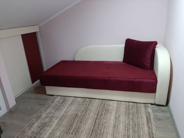 Izdaje se soba u  trosobnom stanu u blizini Pravnog fakulteta