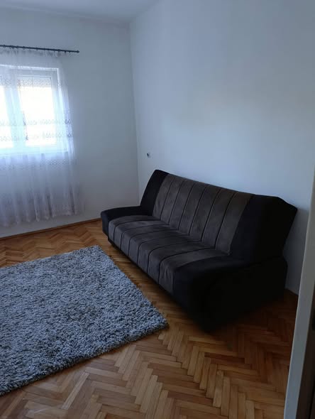 Izdajem dvosoban stan kod starog gorblja